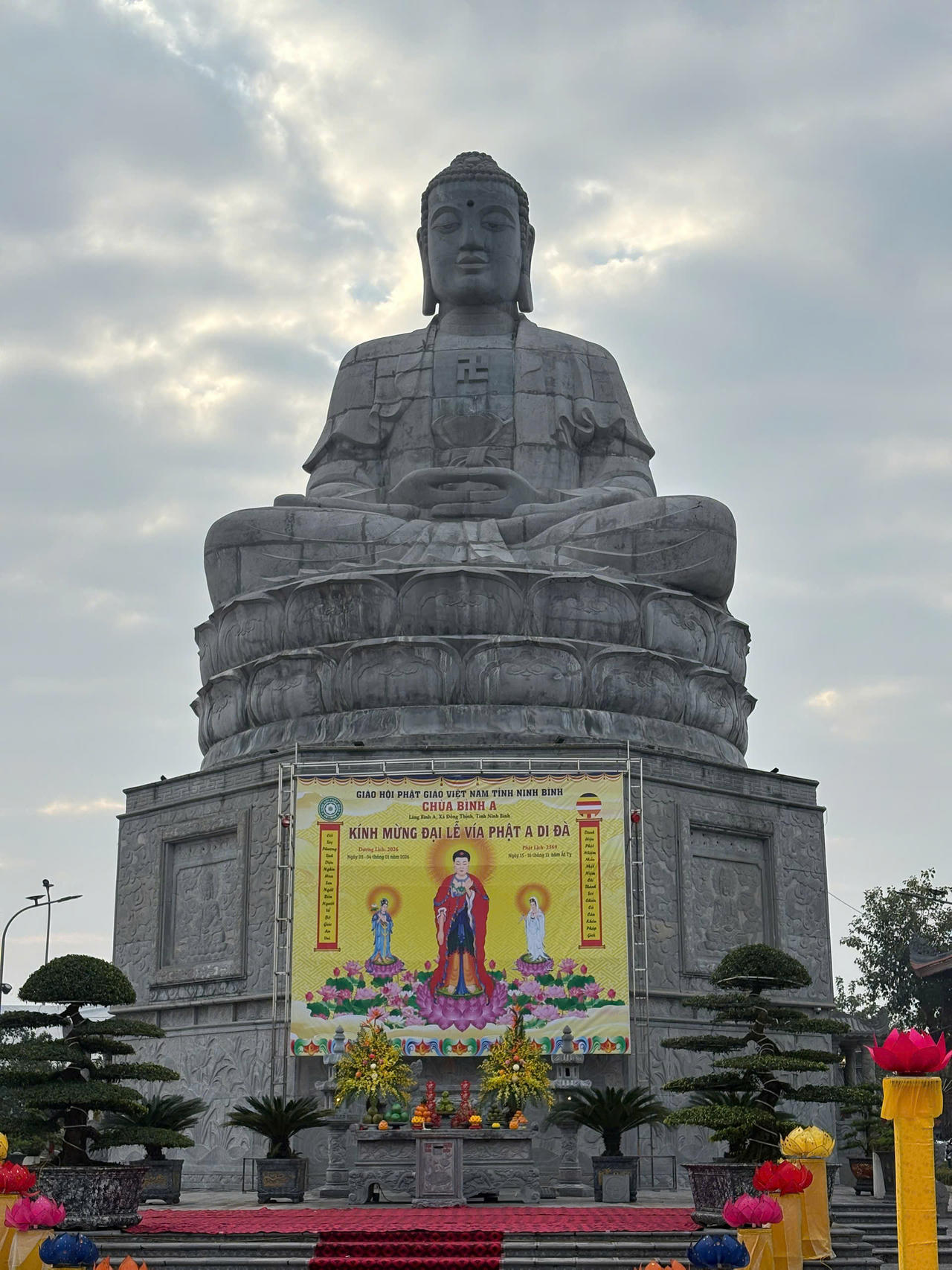  Pho tượng Đức Phật A Di Đà tượng trưng cho 32 tướng tốt của Đức Phật, tượng nằm bên tay phải của Tam Bảo điện uy nghi giữa đất trời.