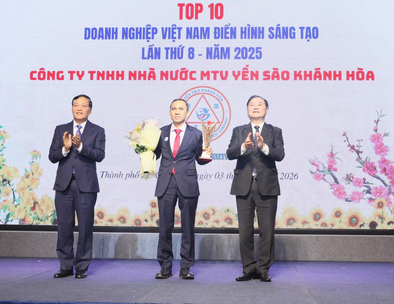 Ông Lê Đức Tiến - Phó Tổng Giám đốc Công ty Yến sào Khánh Hòa nhận Cúp vinh danh Doanh nghiệp Việt Nam điển hình sáng tạo xuất sắc