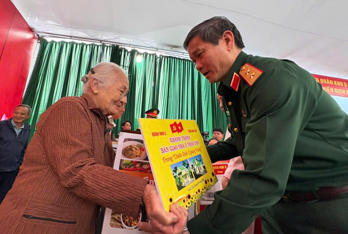 Trung tướng Lê Ngọc Hải - Tư lệnh Quân khu 5 bàn giao nhà cho hộ gia đình ở tỉnh Đắk Lắk.