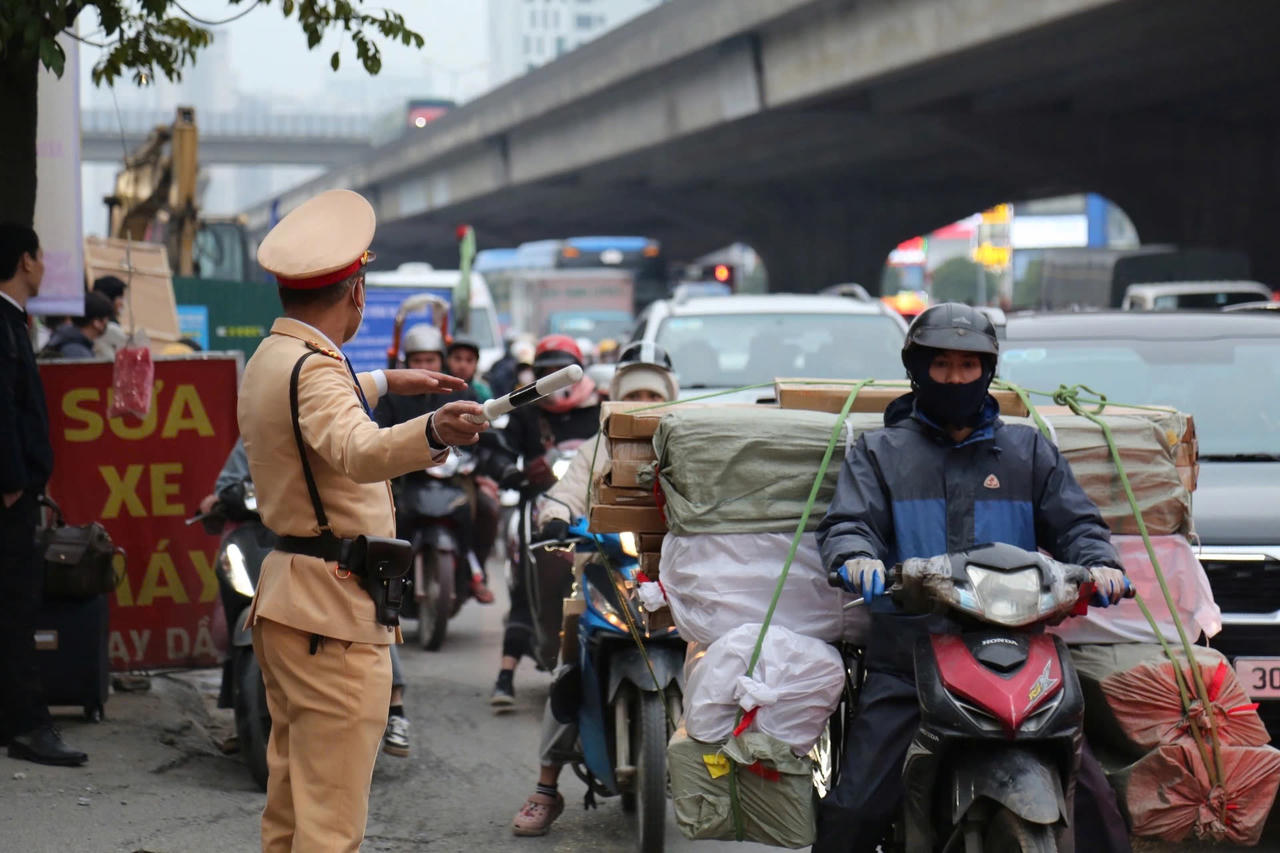 Công an Hà Nội khuyến cáo người dân tránh ùn tắc sau nghỉ Tết dương lịch