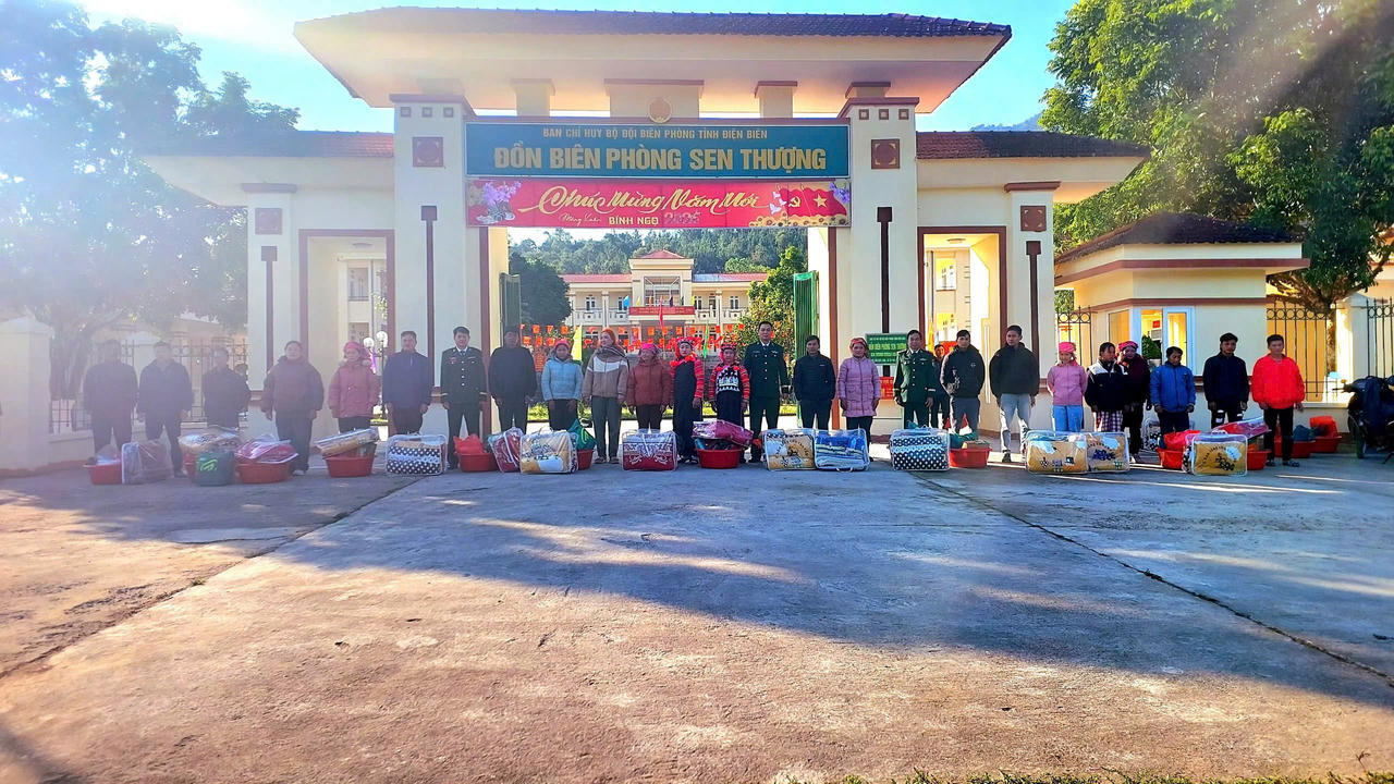 Điện Biên: Đồn Biên phòng Sen Thượng chung sức sưởi ấm vùng biên cương
