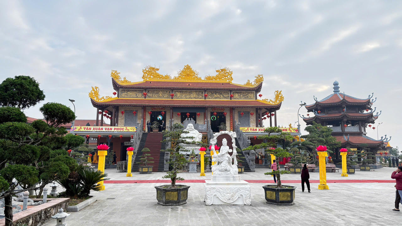 Khuôn viên phía chính diện Chùa Bình A