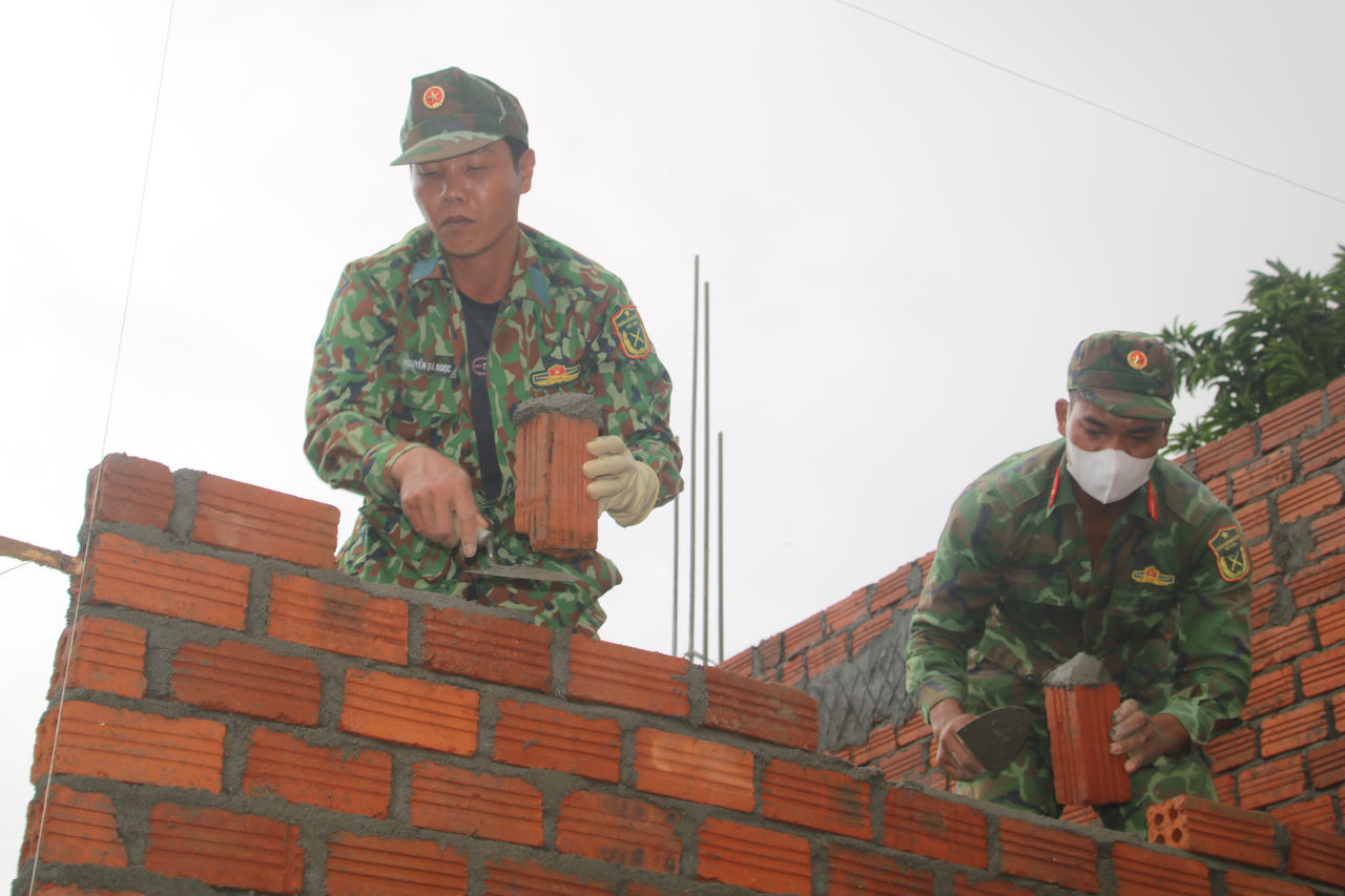 Các cán bộ, chiến sĩ thuộc Lữ đoàn 270 (Quân khu 5) nhộn nhịp xây nhà cho ông Huỳnh Phi (ở thôn Hiệp Đồng, xã Hòa Xuân, tỉnh Đắk Lắk).