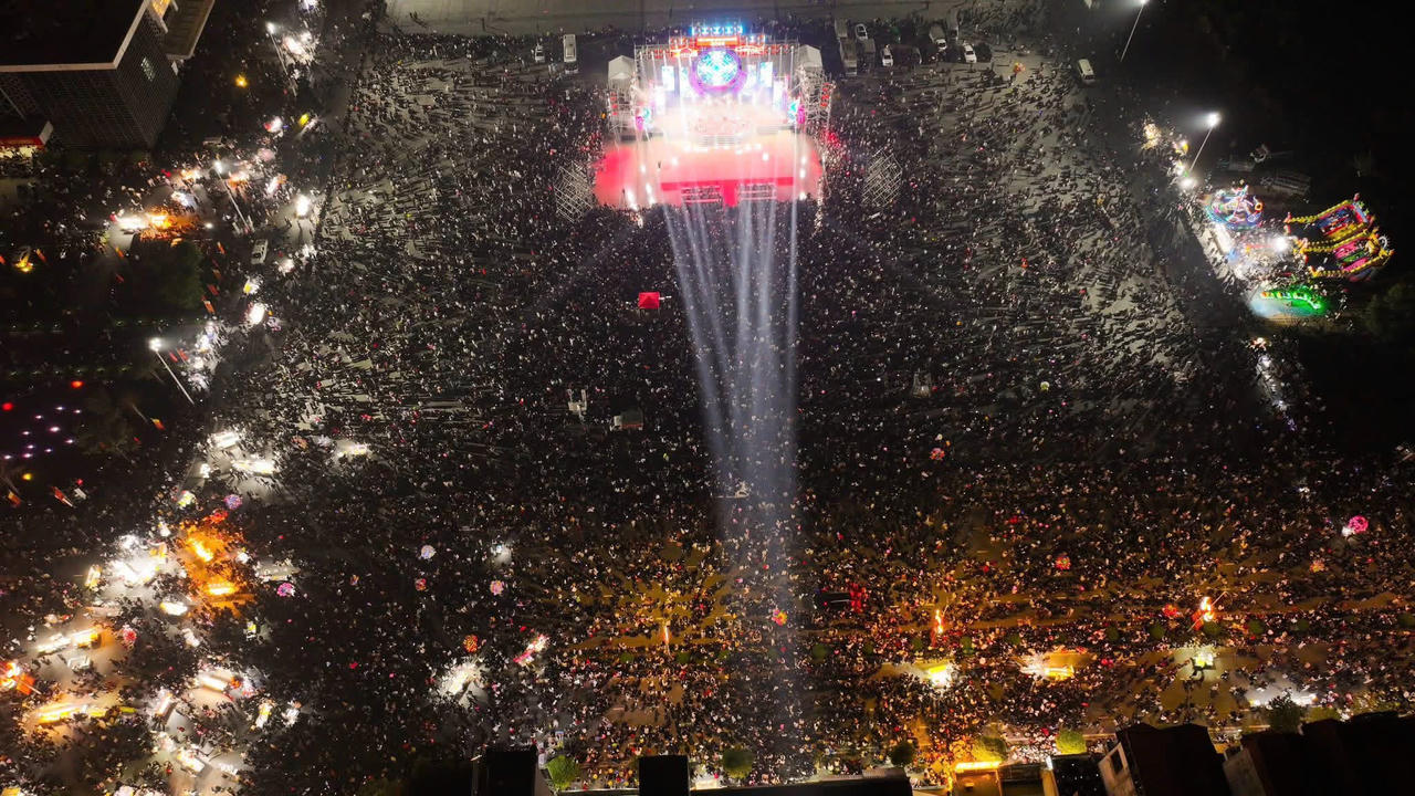 Chương trình nghệ thuật thu hút đông đảo người dân và du khách tham dự.