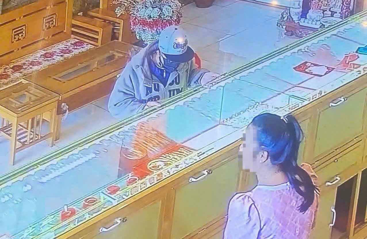 H&igrave;nh ảnh nghi phạm tại tiệm v&agrave;ng.
