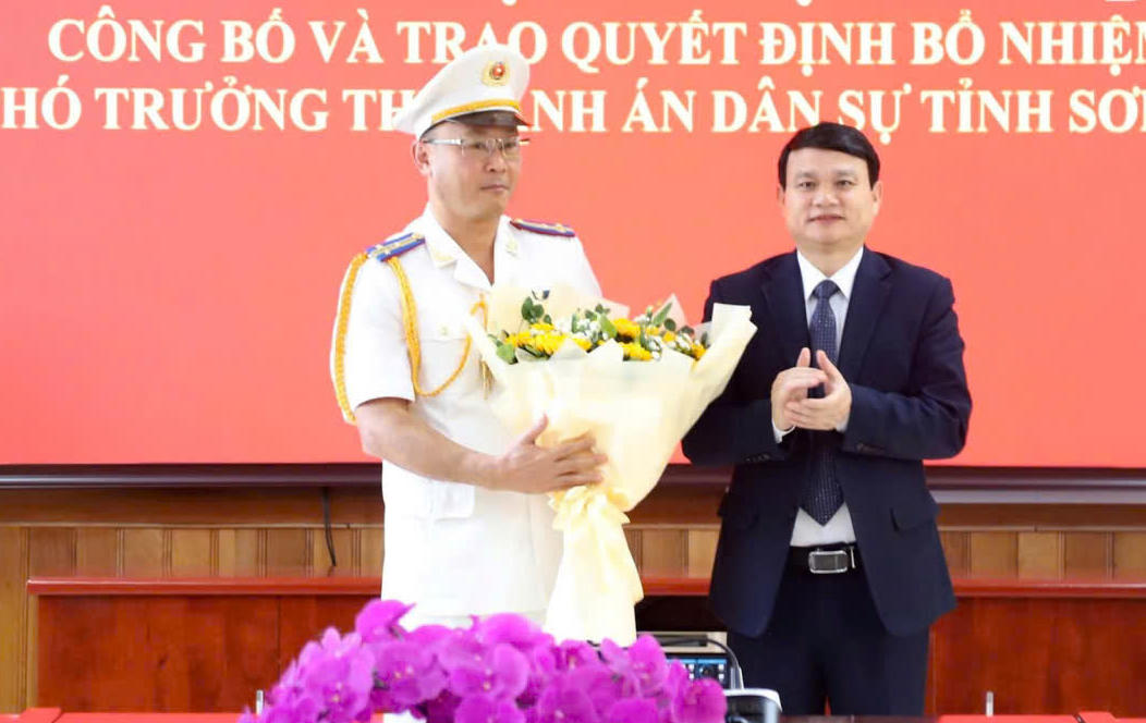 Ông Đặng Ngọc Hậu, Phó Chủ tịch UBND tỉnh Sơn La tặng hoa chúc mừng ông Vũ Thắng. 