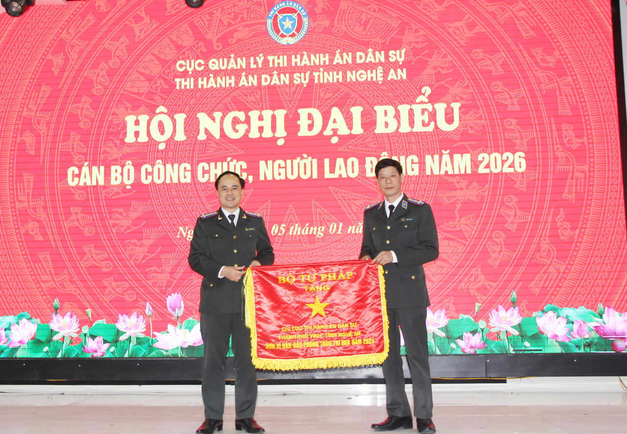 Thừa uỷ quyền, Trưởng Thi hành án dân sự tỉnh Nghệ An đã trao Cờ thi đua cho đơn vị dẫn đầu trong phong trào thi đua năm 2024