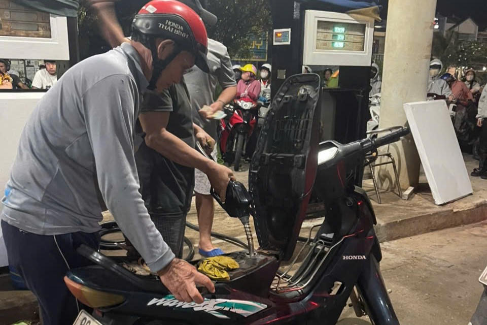 Người dân đặc khu Phú Quý đổ nhiên liệu tại một cửa hàng xăng dầu.