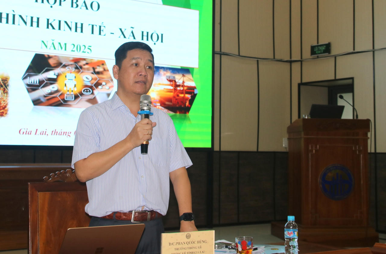 Ông Phan Quốc Hùng - Trưởng Thống kê tỉnh Gia Lai phát biểu tại họp báo.