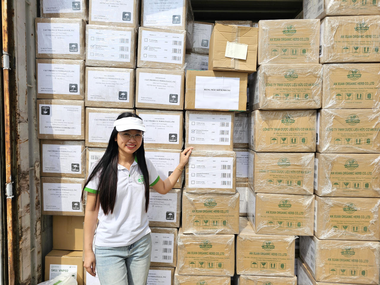 Giám đốc Công ty khởi nghiệp An Xuân bên lô hàng dược liệu xuất khẩu sang thị trường Mỹ ngày đầu năm mới.