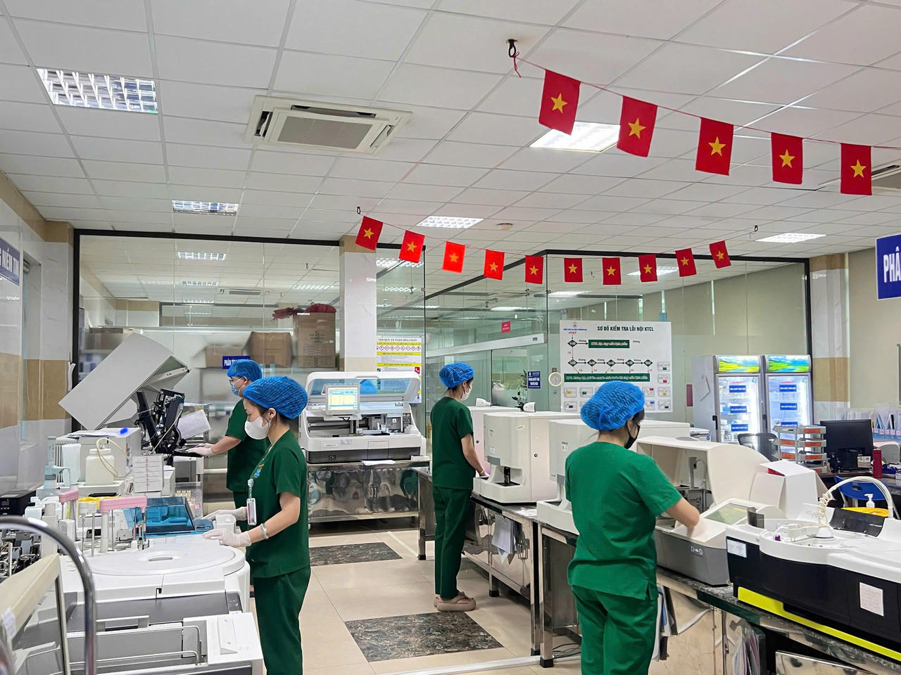 Hệ thống xét nghiệm tự động hoá cho bệnh nhân tại Bệnh viện Đa khoa Phương Bắc. (Ảnh: Lê Hanh)