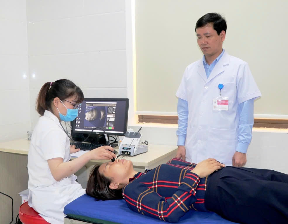 Các Bác sĩ siêu âm mắt (A-B) cho bệnh nhân tại Bệnh viện Đa khoa Phương Bắc. (Ảnh: Lê Hanh)