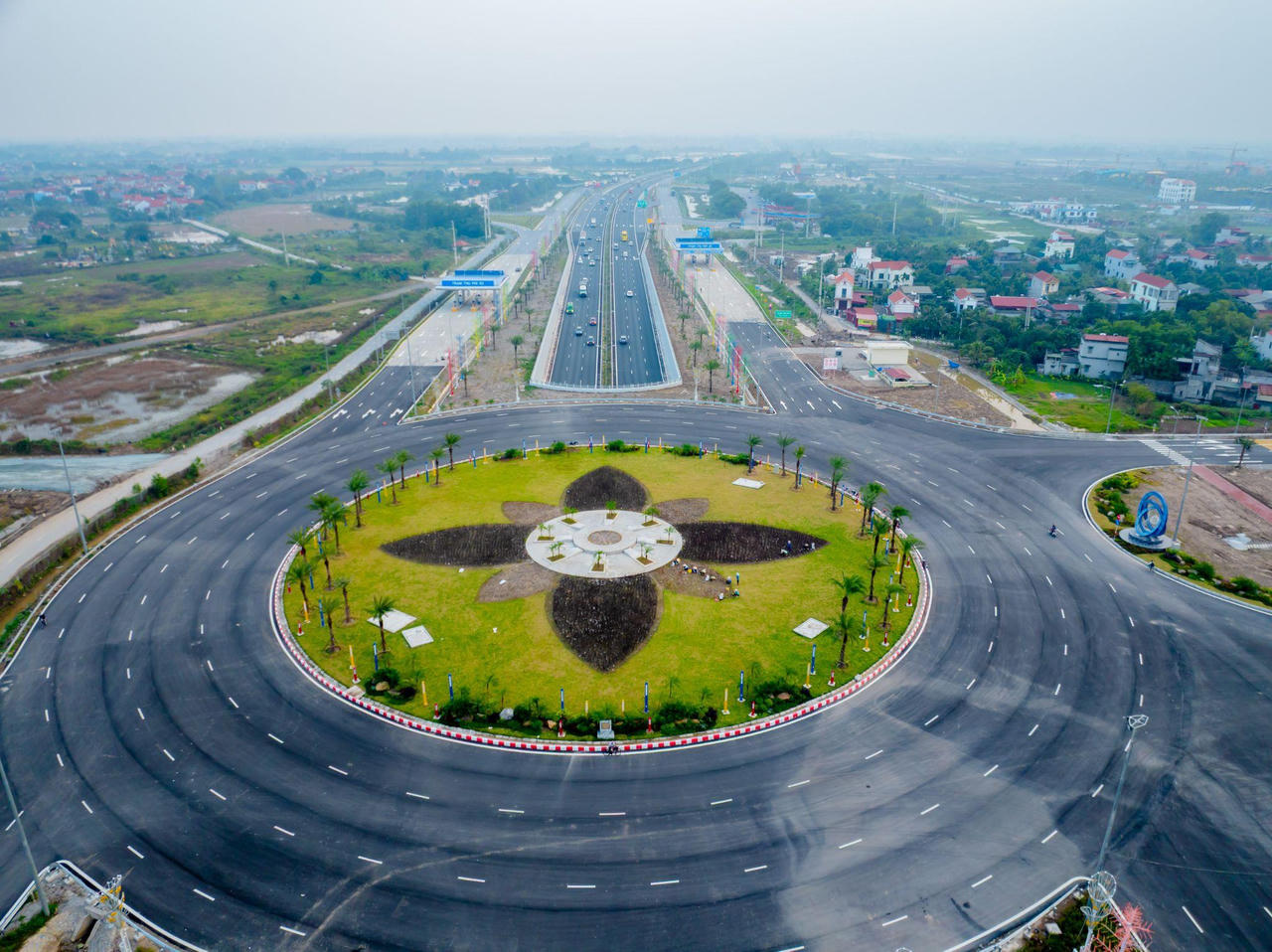 Nút giao Phú Thứ ba tầng hiện đại trên tuyến cao tốc Pháp Vân - Cầu Giẽ. (Ảnh: Minh Khánh)