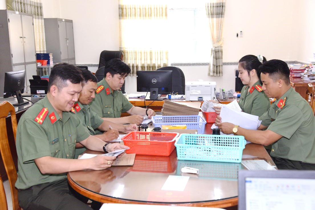 Cán bộ, chiến sĩ Phòng Hồ sơ kiểm tra hồ sơ, tài liệu phục vụ công tác cấp Phiếu lý lịch tư pháp.