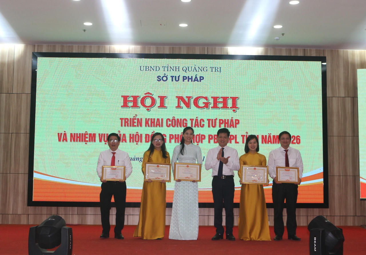 Phó Chủ tịch UBND tỉnh Lê Văn Bảo trao Bằng khen của Chủ tịch UBND tỉnh cho các tập thể, cá nhân tiêu biểu.. 