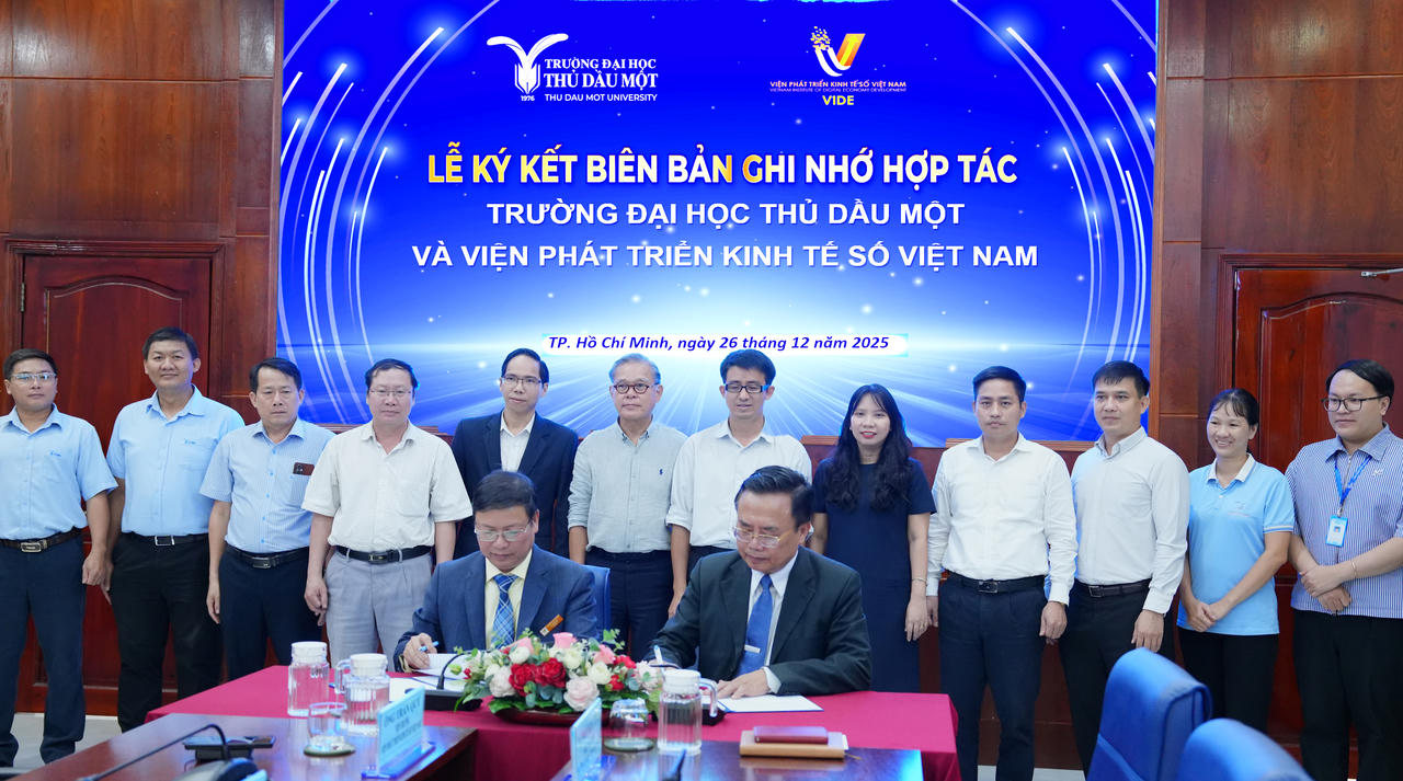 TS. Đoàn Ngọc Xuân – Hiệu trưởng Trường Đại học Thủ Dầu Một và TS. Trần Quý – Viện trưởng Viện Phát triển Kinh tế số Việt Nam đã thực hiện nghi thức ký kết biên bản ghi nhớ hợp tác giữa hai đơn vị
