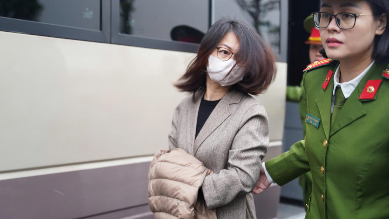 Dẫn giải bị cáo Trần Việt Nga.