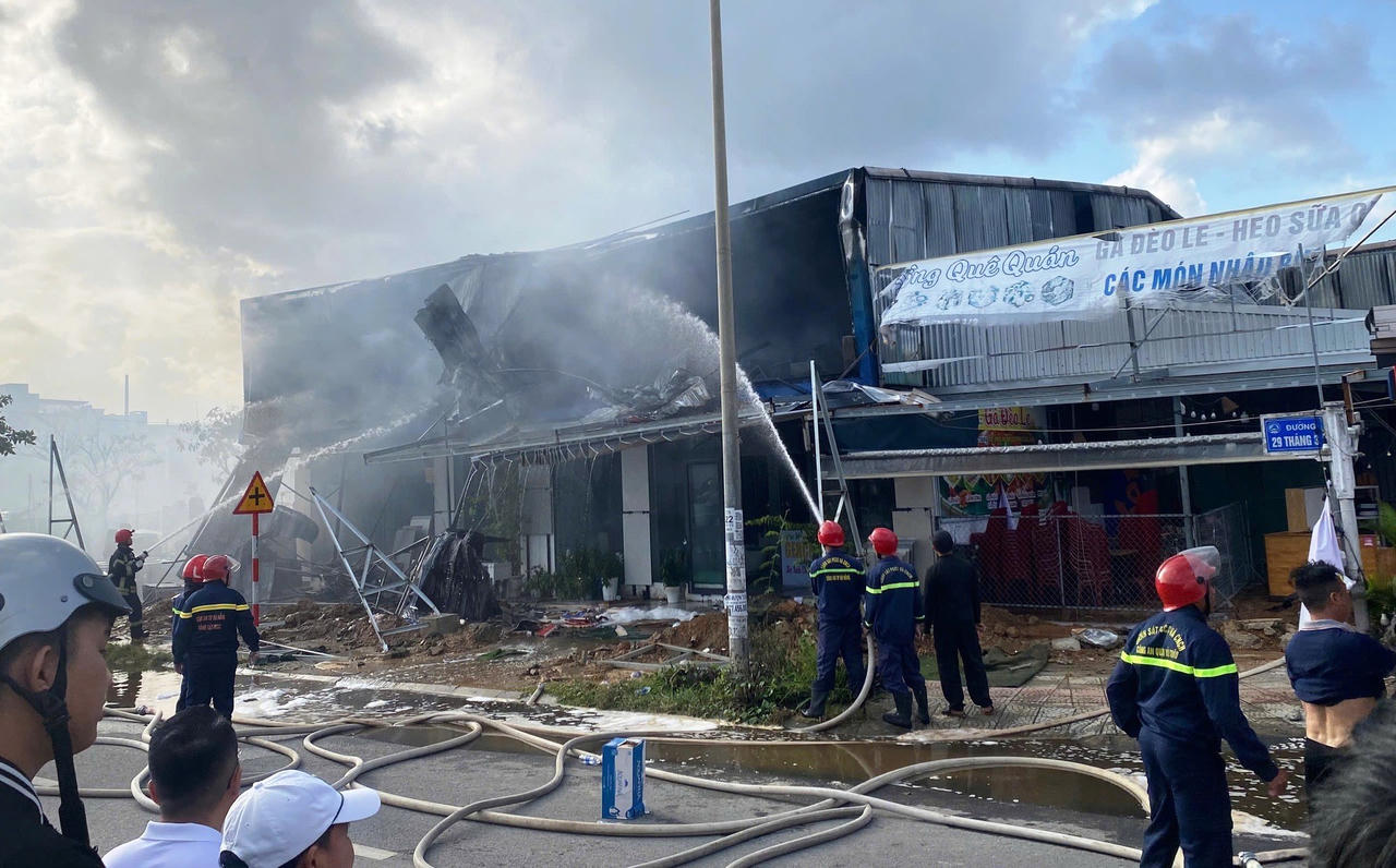 Hiện trường vụ cháy cửa hàng vật liệu xây dựng.