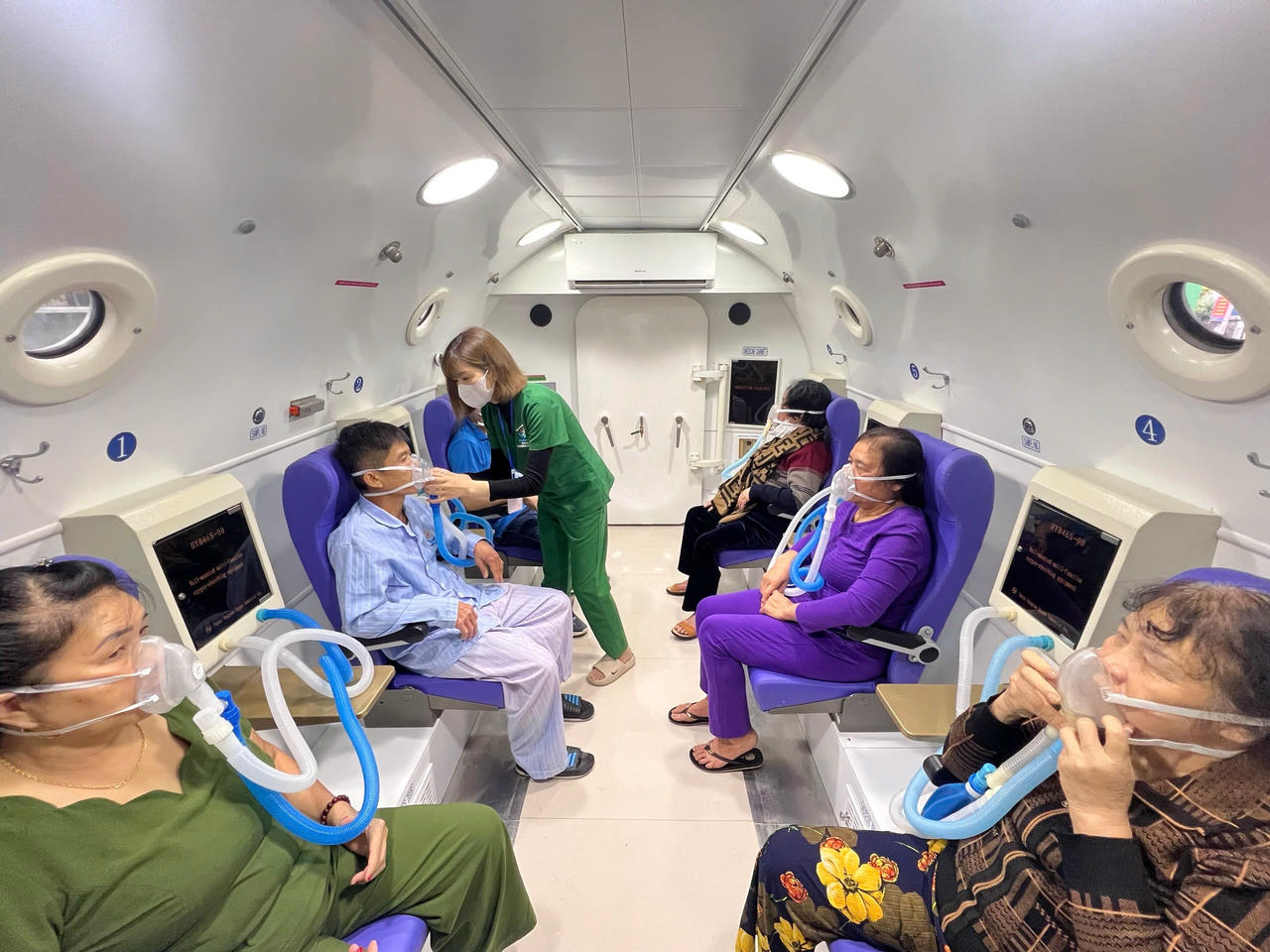 Hệ thống Oxy cao áp hiện đại. (Ảnh: Lê Hanh)