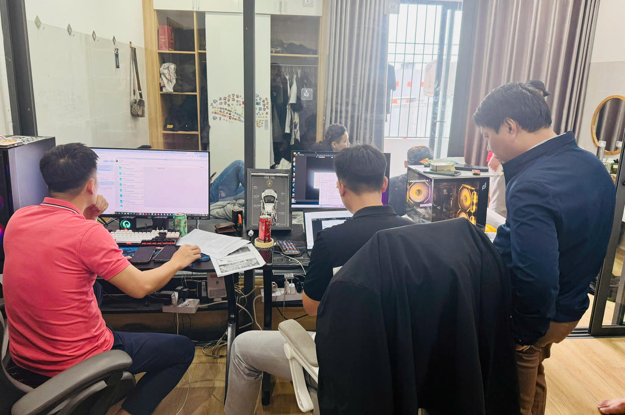 Lực lượng Công an kiểm tra dữ liệu điện tử phục vụ điều tra hành vi đánh bạc qua game online.