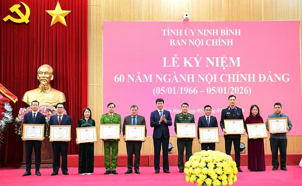 Chủ tịch UBND tỉnh Ninh Bình Trần Huy Tuấn trao Bằng khen của Chủ tịch UBND tỉnh cho các tập thể có thành tích xuất sắc trong công tác nội chính, phòng, chống tham nhũng, lãng phí, tiêu cực năm 2025 (Ảnh: Trần Ích)