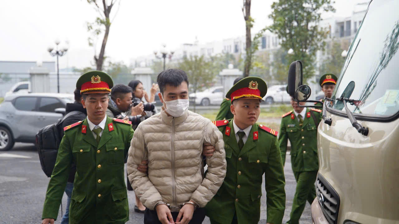 Dẫn giải bị cáo Hoàng Quang Thịnh vào phòng xử.