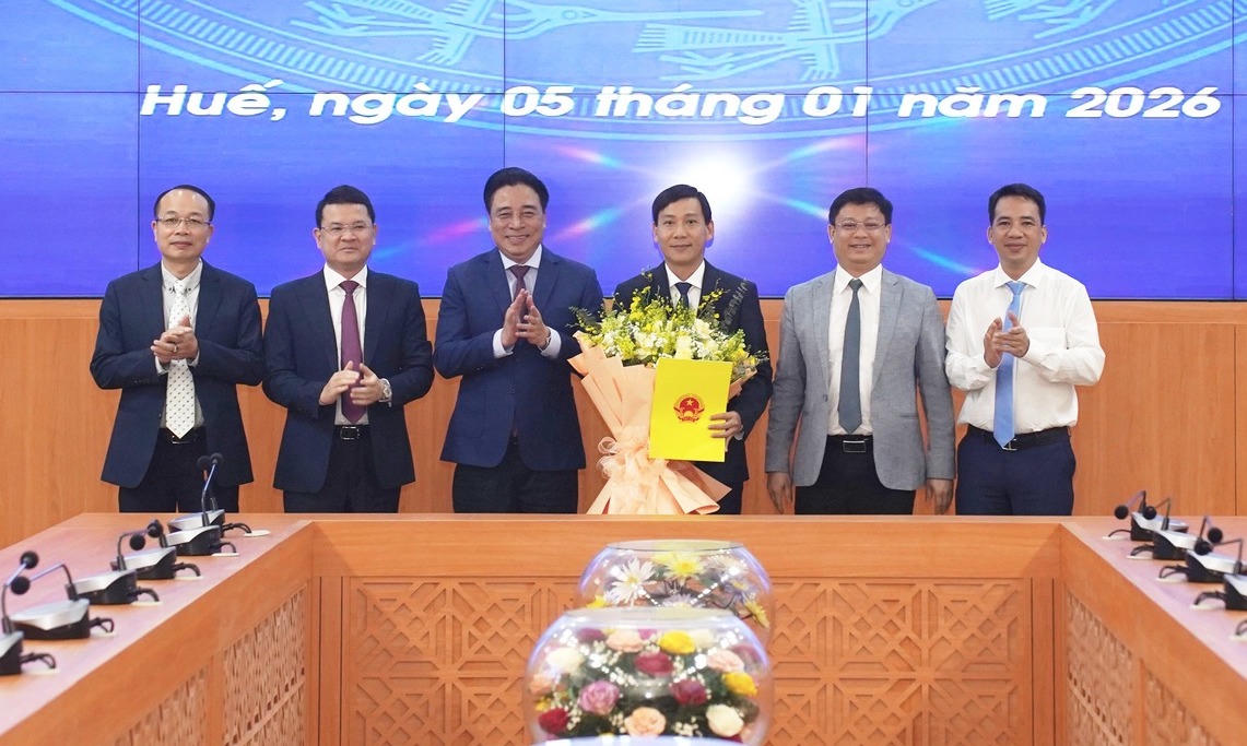 Chủ tịch cùng 4 Phó Chủ tịch UBND TP Huế tặng hoa chúc mừng Tân Phó Chánh Văn phòng Lê Chí Kiên.