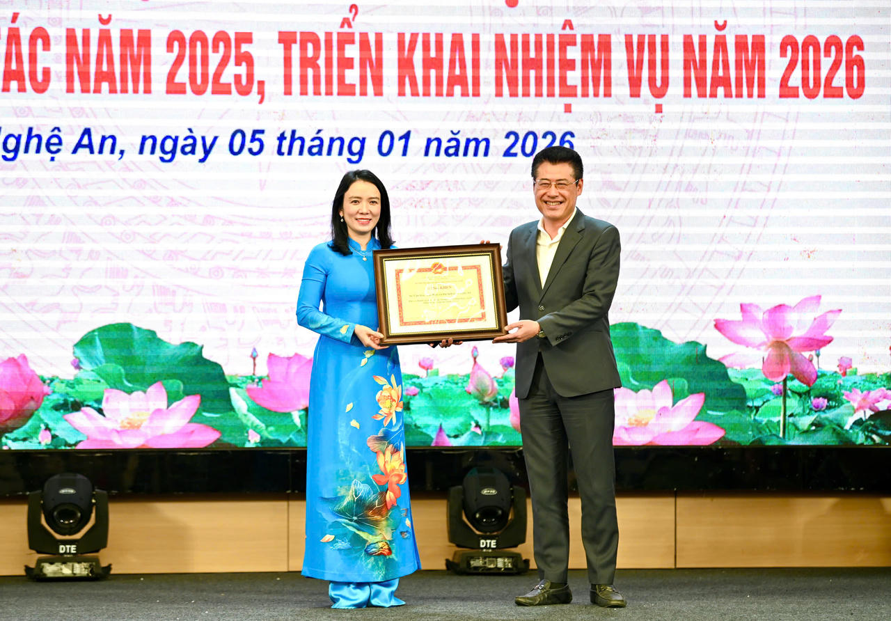 Bà Trần Thị Mỹ Hạnh đại diện Sở nhận Bằng khen của Bộ VHTTDL.