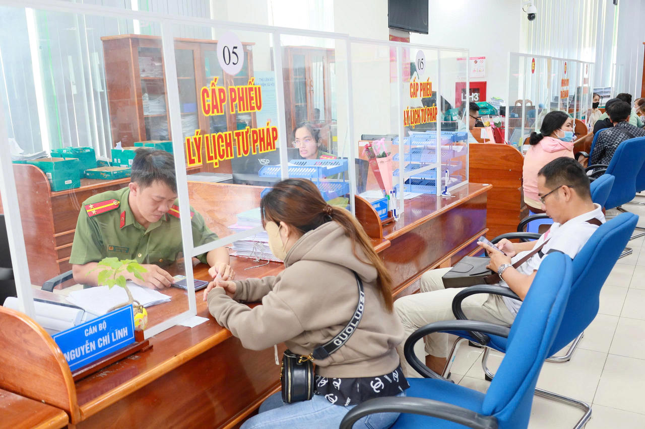 Cán bộ Phòng Hồ sơ nghiệp vụ Công an tỉnh Cà Mau hướng dẫn, giải quyết thủ tục cấp Phiếu lý lịch tư pháp cho công dân.