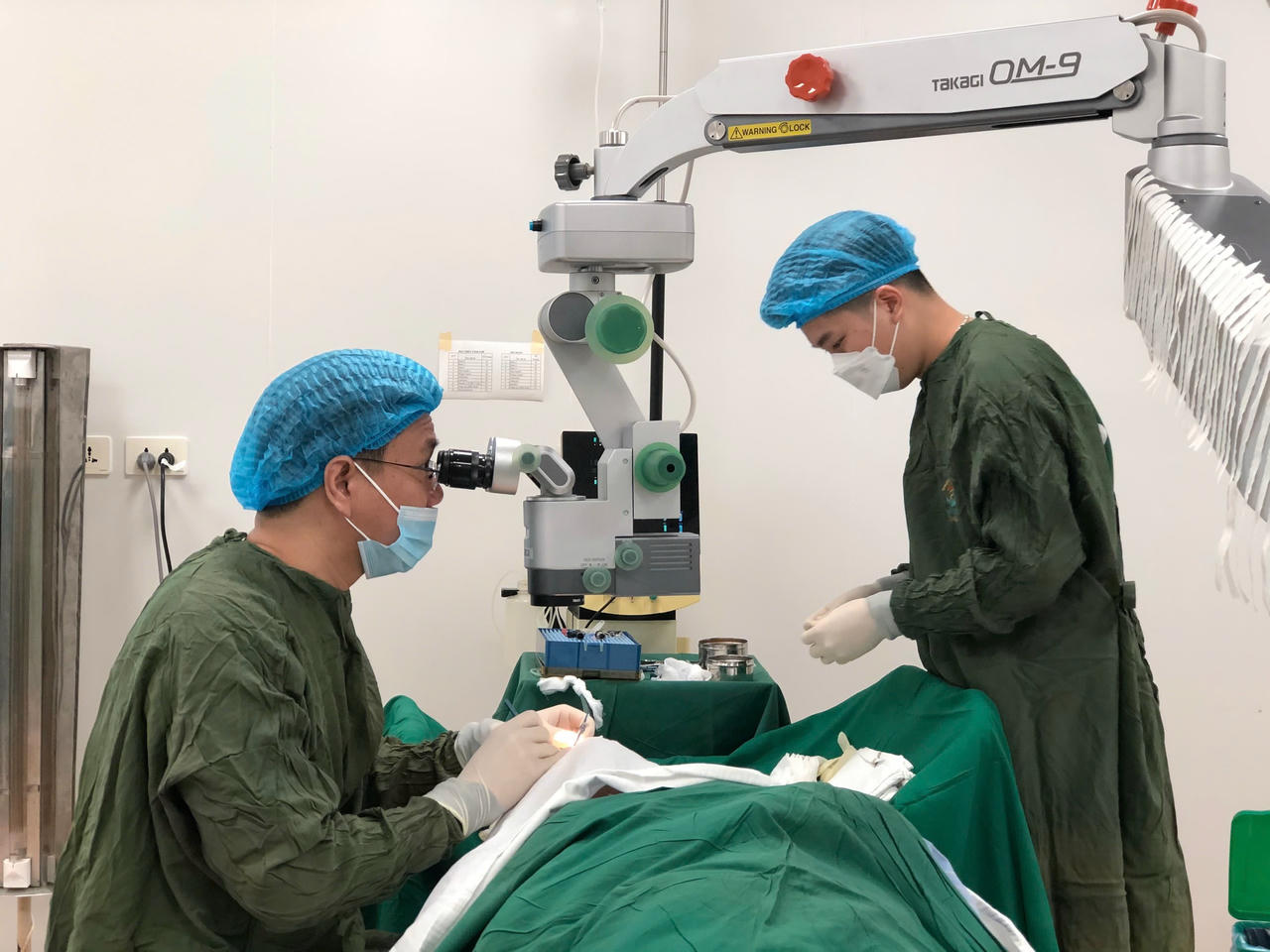 Các Bác sĩ tại Bệnh viện Đa khoa Phương Bắc phẫu thuật Phaco điều trị đục thuỷ tinh thể cho bệnh nhân. (Ảnh: Lê Hanh)