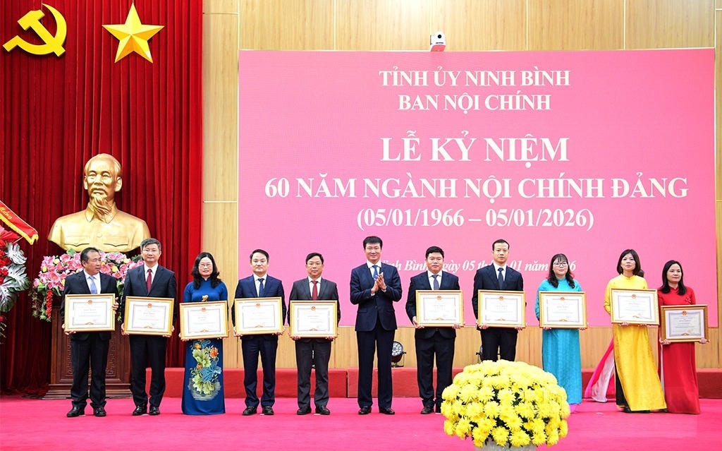 Chủ tịch UBND tỉnh Ninh Bình Trần Huy Tuấn trao Bằng khen của Chủ tịch UBND tỉnh cho các cá nhân có thành tích xuất sắc trong công tác nội chính, phòng, chống tham nhũng, lãng phí, tiêu cực năm 2025&nbsp;(Ảnh: Trần Ích)