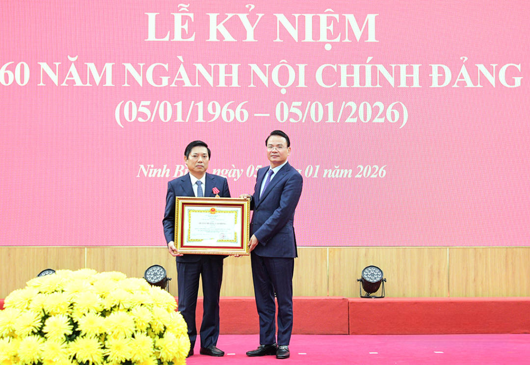 Thừa ủy quyền của Chủ tịch nước, Bí thư Tỉnh ủy Ninh Bình Đặng Xuân Phong trao Huân chương Lao động hạng Ba cho đồng chí Lê Hữu Quý - nguyên Trưởng Ban Nội chính Tỉnh ủy Ninh Bình cũ&nbsp;(Ảnh: Trần Ích)