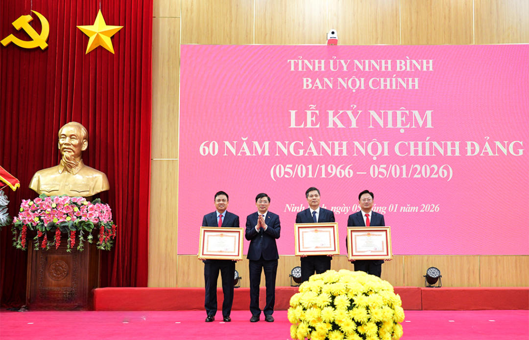 Thừa ủy quyền của Thủ tướng Chính phủ, ông Đặng Văn Dũng - Phó Trưởng Ban Nội chính Trung ương trao Bằng khen của Thủ tướng Chính phủ cho 3 cá nhân có thành tích xuất sắc trong công tác&nbsp;(Ảnh: Trần Ích)