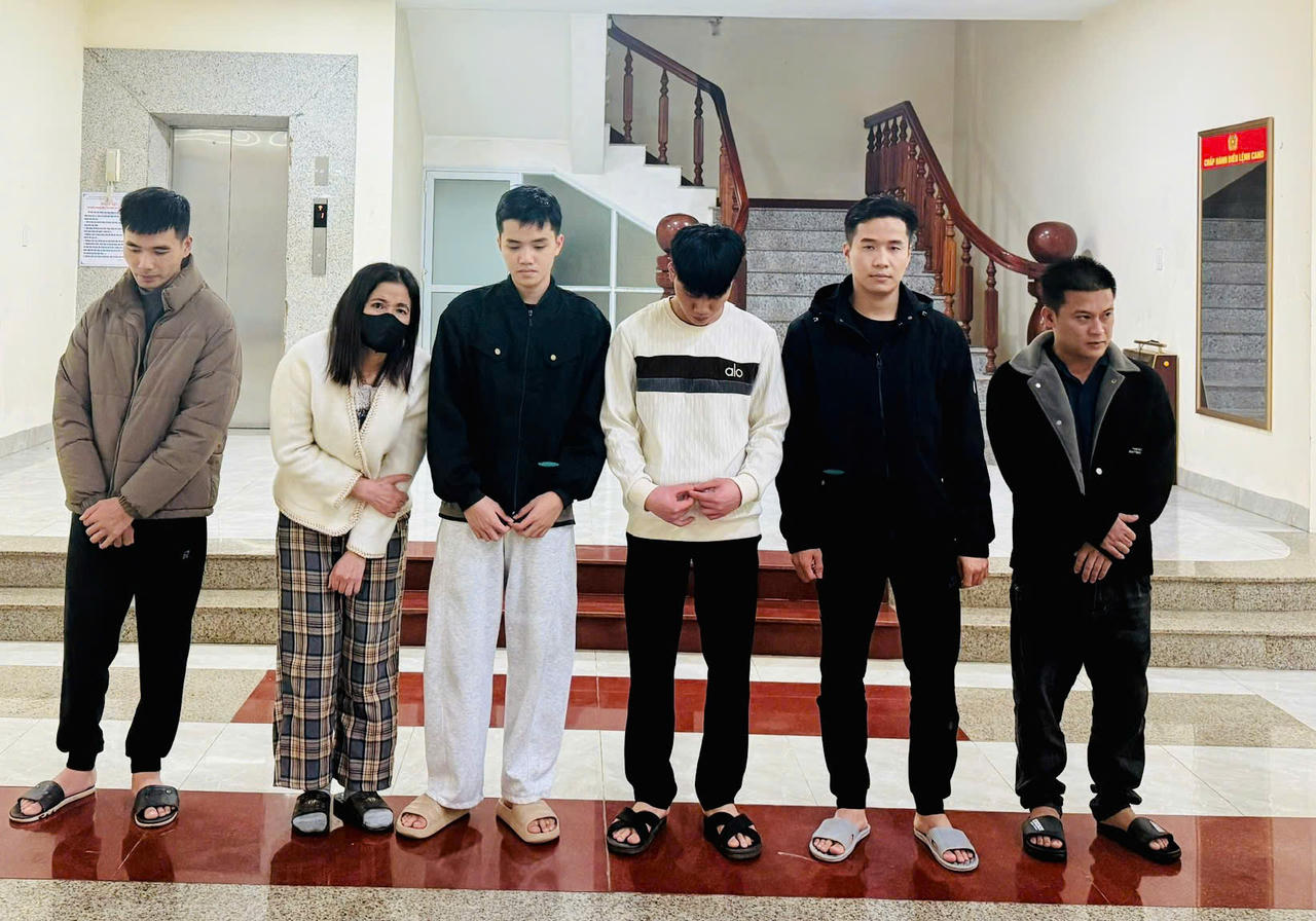 Các đối tượng tại cơ quan Công an.