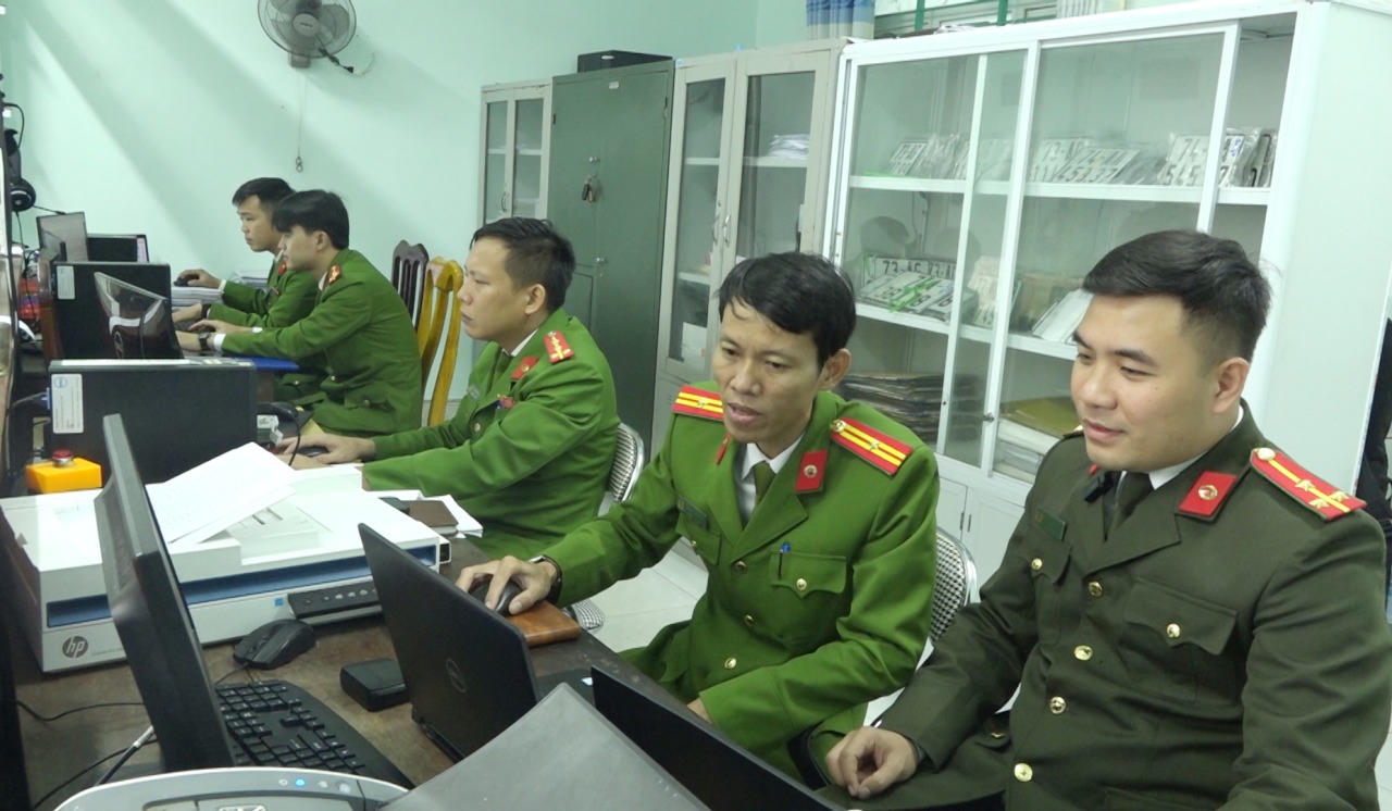 Công an xã Sen Ngư (Quảng Trị) livestream giải đáp thủ tục hành chính cho người dân