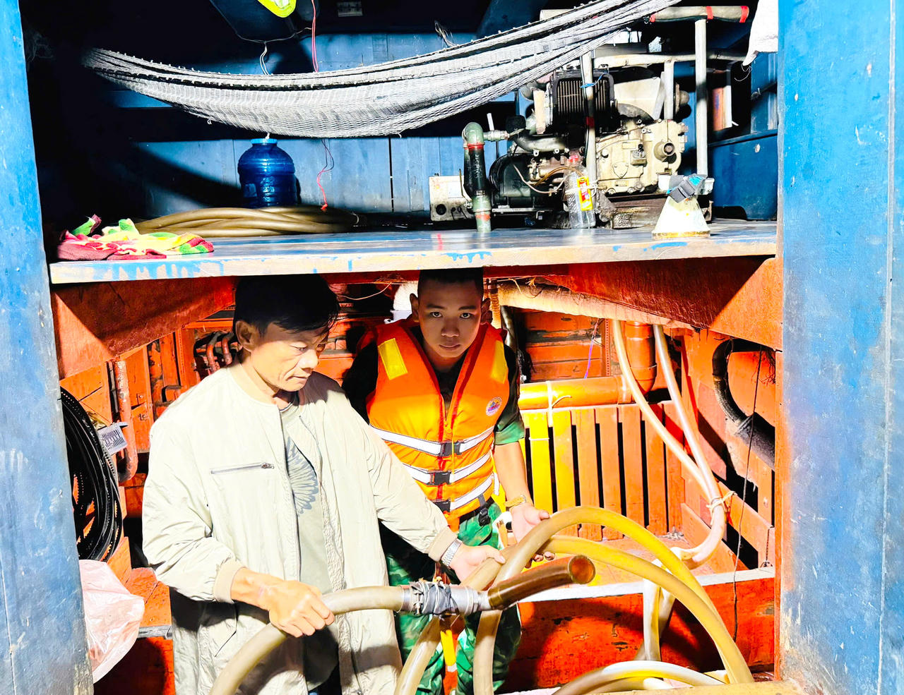 Dụng cụ bơm, hút dầu được lực lượng chức năng phát hiện, thu giữ.