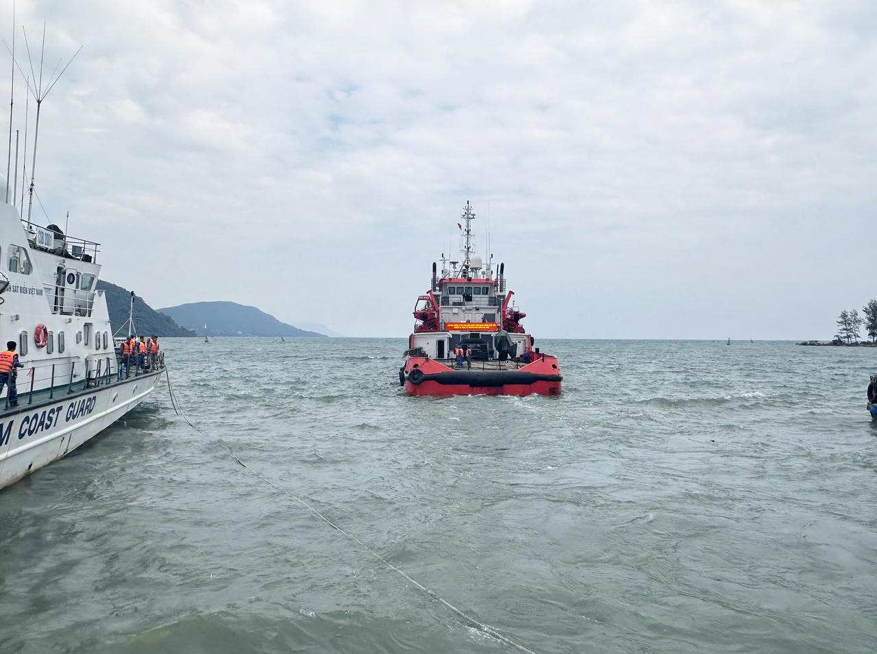 Tàu CSB 9003 rời cảng lên đường thực hiện nhiệm vụ trực SSCĐ dịp Tết Nguyên đán Bính Ngọ.