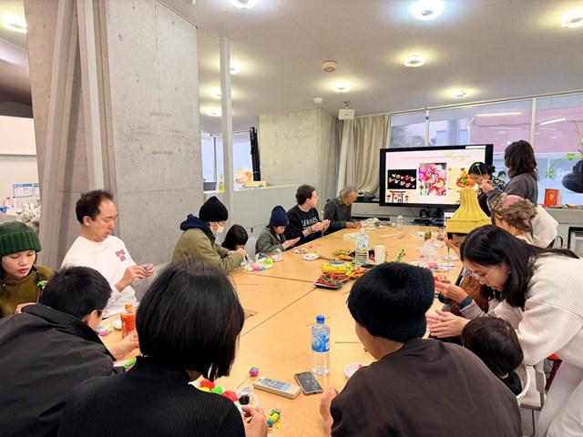 Người dân địa phương và du khách tham gia workshop “Tò he”, trải nghiệm nghệ thuật Tò he Việt Nam từ làng nghề Xuân La - lan tỏa giá trị bản địa tới cộng đồng quốc tế.