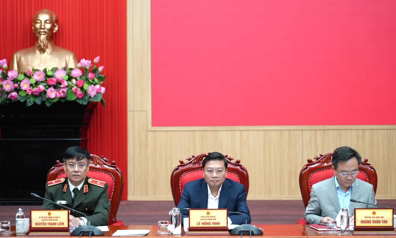 Ông Lê Hồng Vinh, Chủ tịch UBND tỉnh, Trưởng ban Chỉ đạo và các Phó trưởng Ban Chỉ đạo chủ trì phiên họp sáng ngày 6/1.