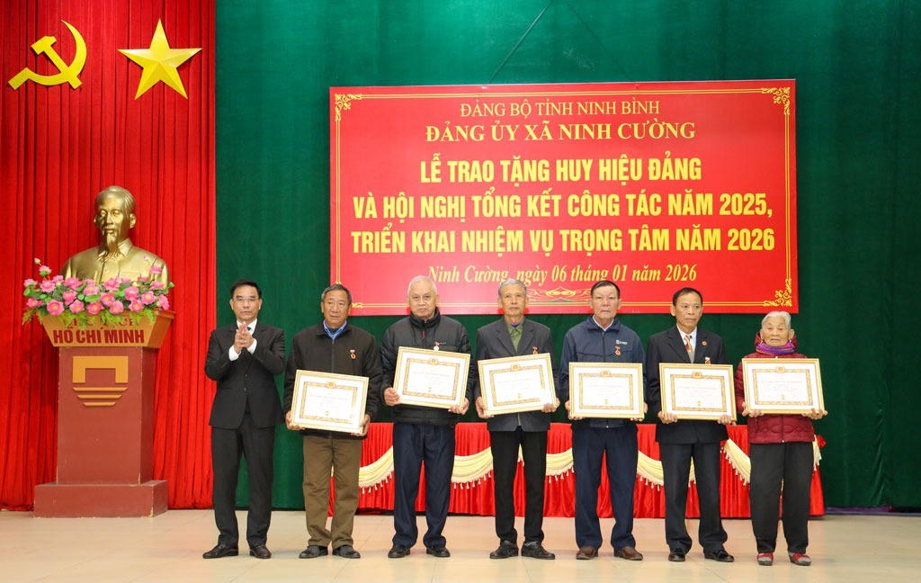 Lãnh đạo Đảng ủy xã Ninh Cường trao tặng Huy hiệu Đảng đợt 7/11 cho các đảng viên đủ điều kiện.