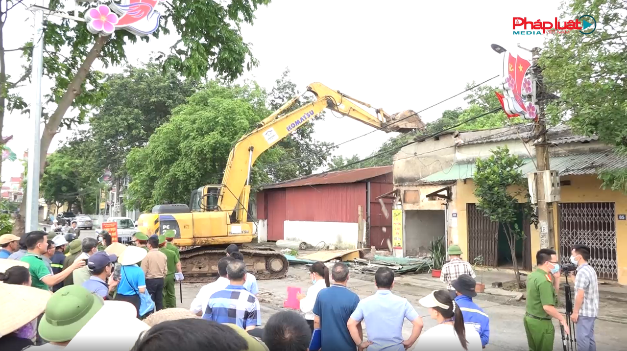 Lực lượng chức năng tiến hành cưỡng chế tại khu ki-ốt thuộc thôn Đìa, xã Nam Hồng (cũ) nay là xã Phúc Thịnh, TP.Hà Nội.