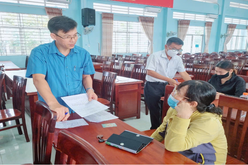 &nbsp;Ông Huỳnh Thanh Phương – Phó Giám đốc BHXH cơ sở Cai Lậy hướng dẫn người dân&nbsp;hưởng lương hưu và trợ cấp BHXH hằng tháng thông qua tài khoản cá nhân. Ảnh: Cẩm Hằng