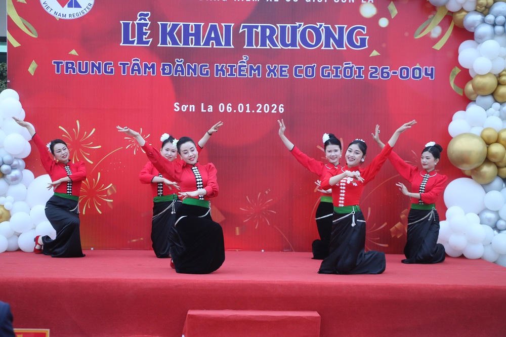 Tiết mục văn nghệ chào mừng tại buổi lễ.