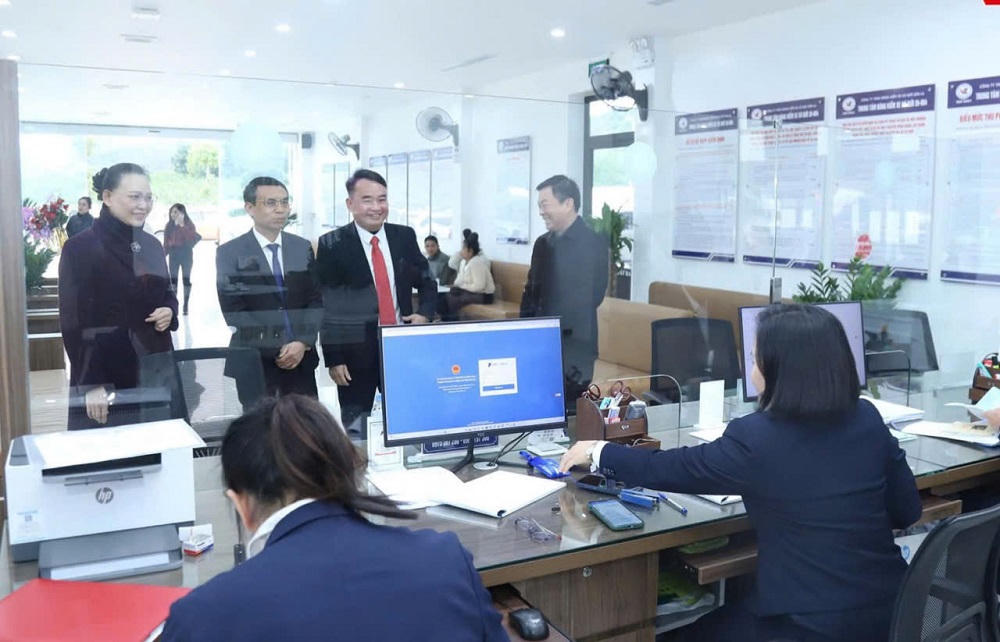 Các đại biểu thăm quan tại bộ phận tiếp đón khách hàng đến đăng kiểm của Trung tâm.