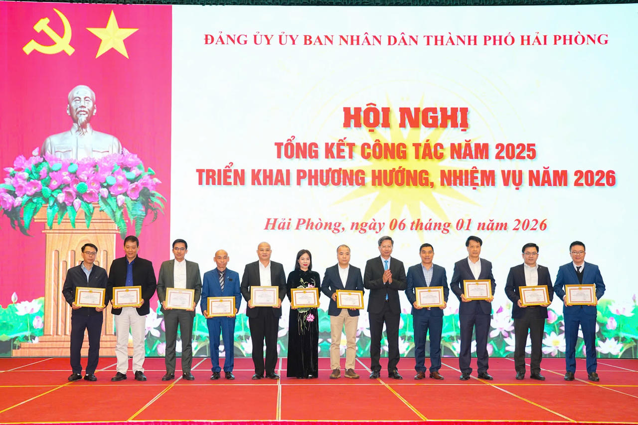 Phó Chủ tịch Thường trực UBND TP Lê Anh Quân trao Giấy khen cho các tập thể&nbsp;hoàn thành xuất sắc nhiệm vụ.