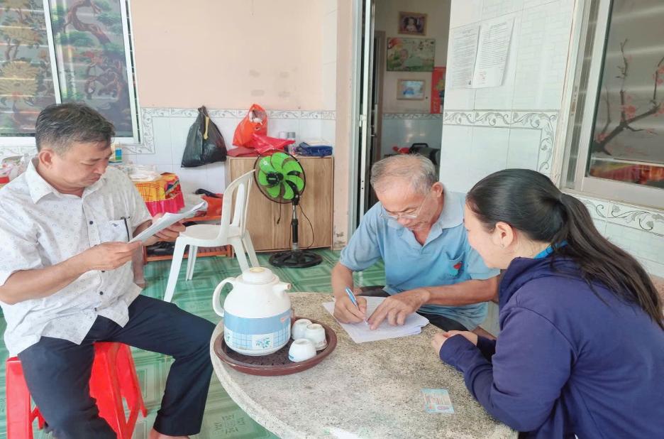 Cán bộ BHXH cơ sở Cai Lậy phối hợp cán bộ UBND các xã vận động, hỗ trợ làm hồ sơ thay đổi hình thức nhận lương trực tiếp tại nhà người hưởng. Ảnh: Cẩm Hằng