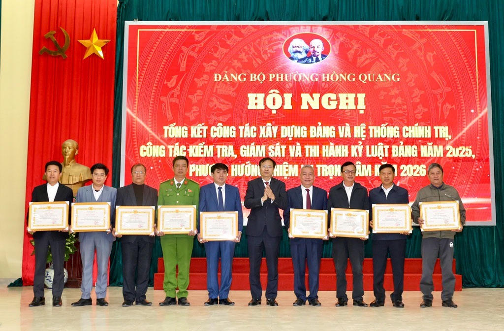 Ông&nbsp;Đinh Xuân Hùng - Bí thư Đảng ủy, Chủ tịch HĐND phường Hồng Quang tặng Giấy khen cho các tập thể, cá nhân có thành tích xuất sắc trong công tác xây dựng Đảng năm 2025.
