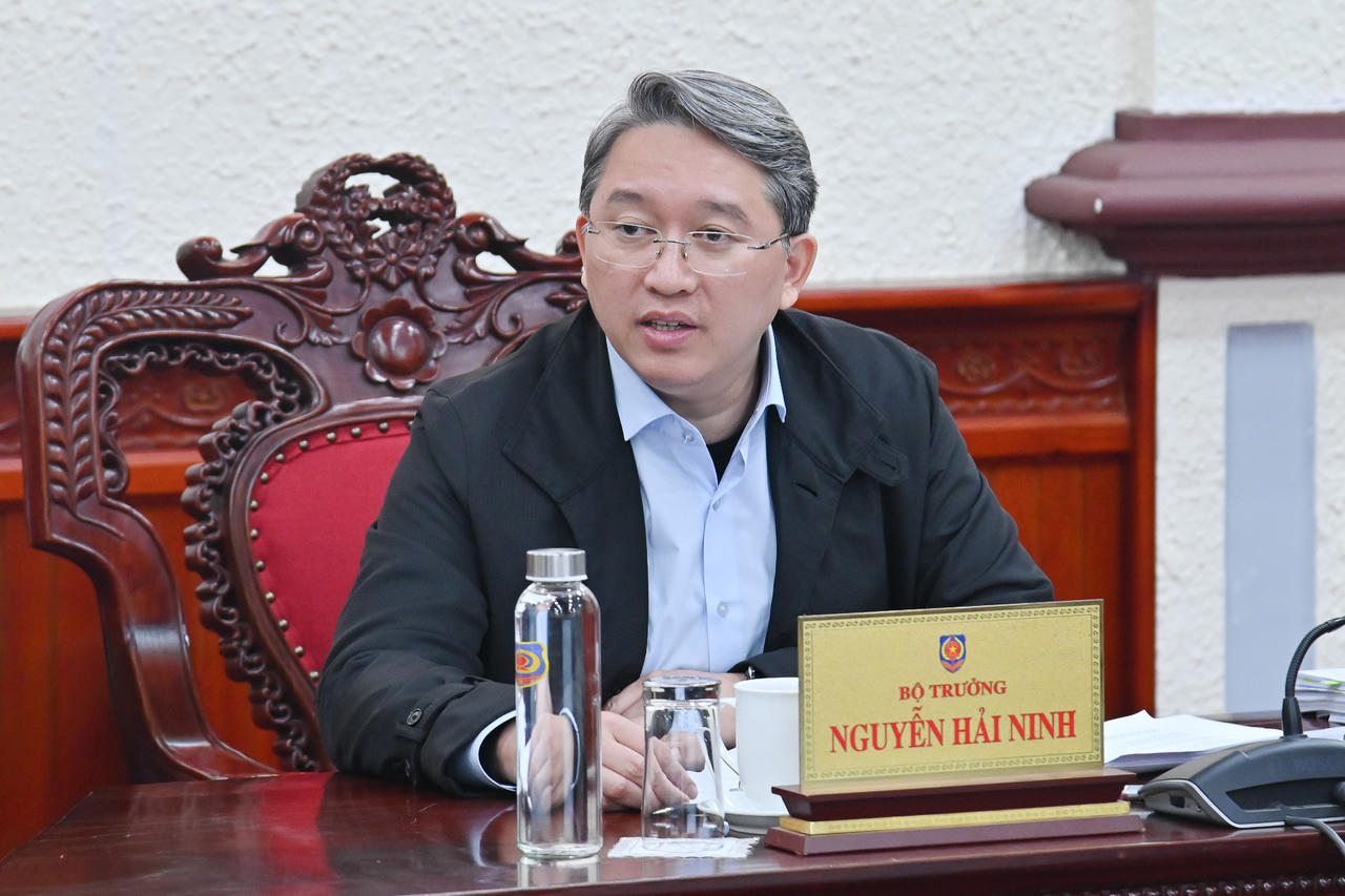 Bộ trưởng Nguyễn Hải Ninh phát biểu tại cuộc họp.