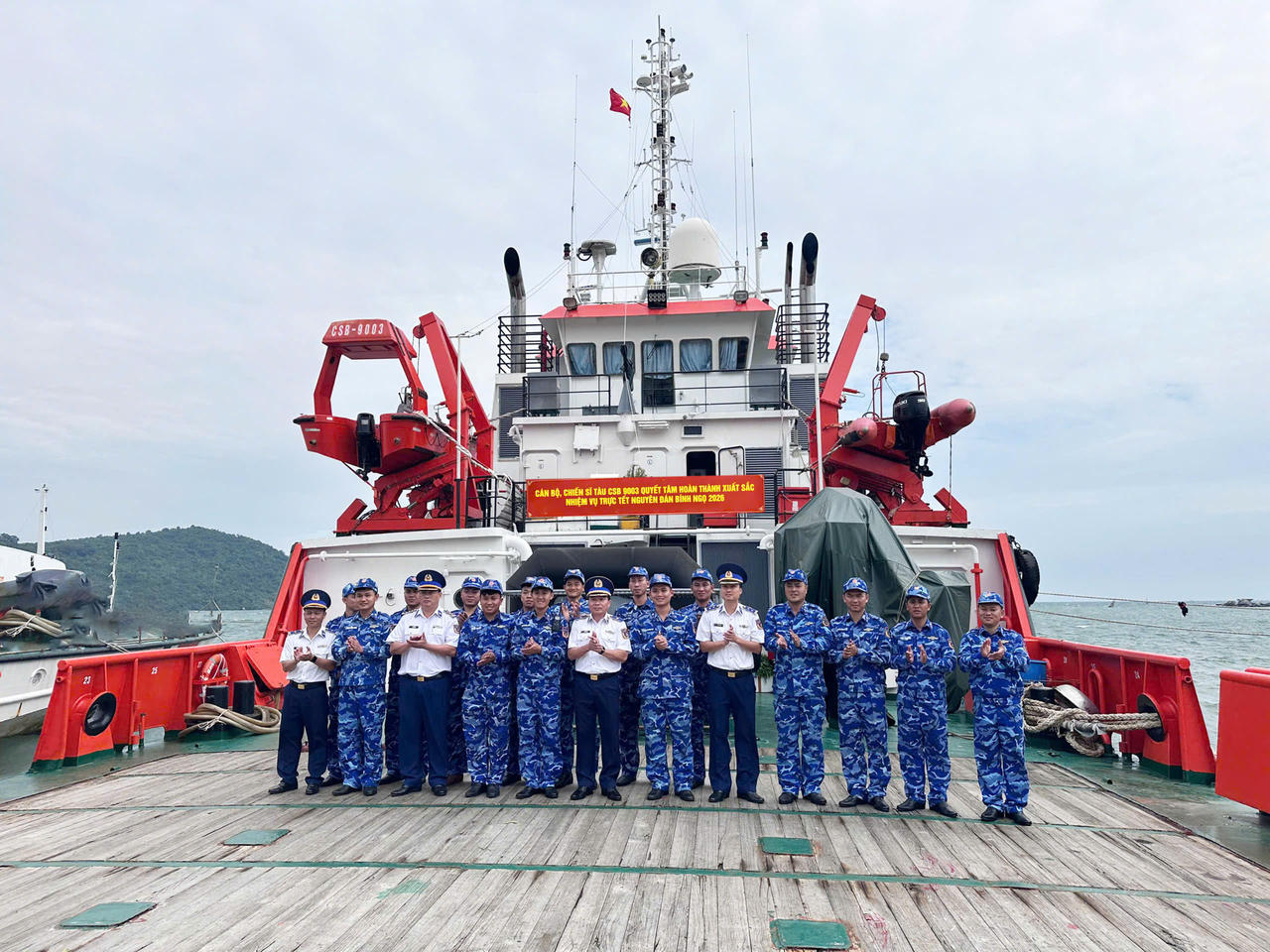 Đoàn Công tác Bộ Tư lệnh Vùng Cảnh sát biển 4 chụp ảnh chung với cán bộ, chiến sĩ Tàu CSB 9003.