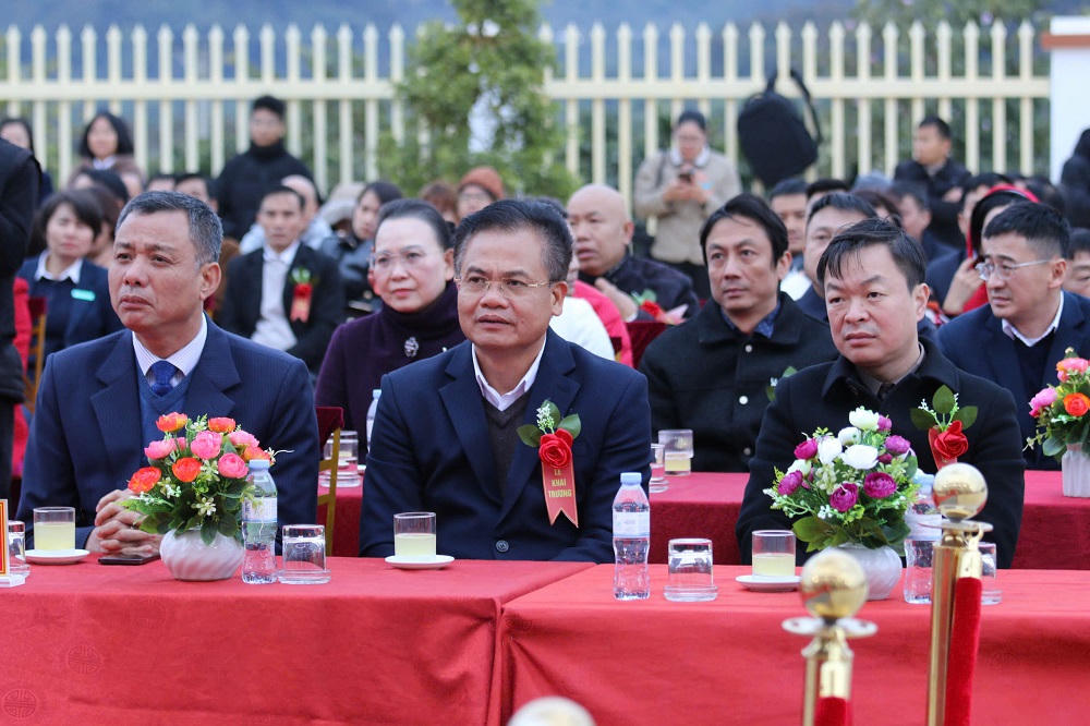 Các đại biểu tham dự lễ khai trương.